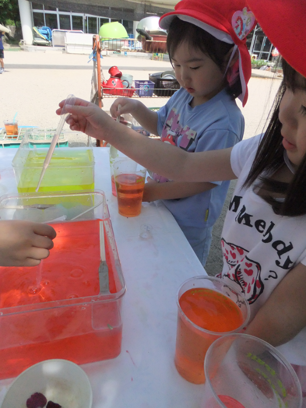 色水遊びを楽しむ4歳児