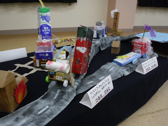 3歳児が空き箱でつくった車が展示されている様子