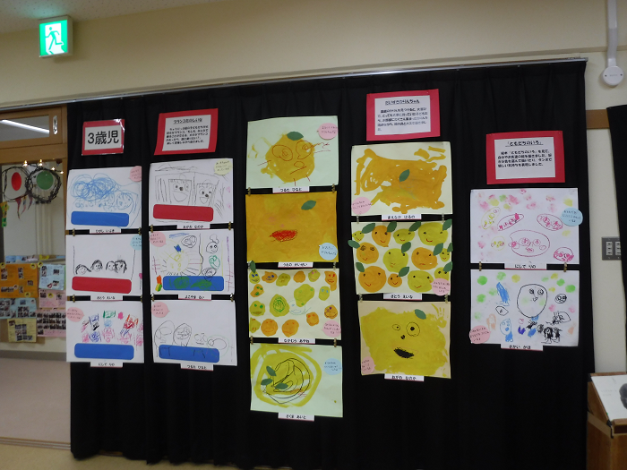 3歳児のかいた絵が壁面に飾られている様子