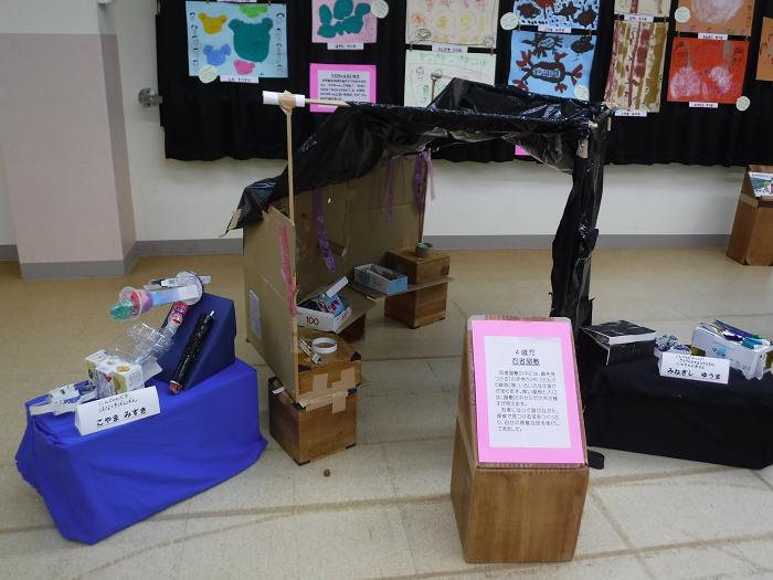 4歳児のつくった忍者屋敷が展示されている様子