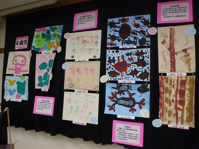 5歳児のかいた絵が展示されている様子