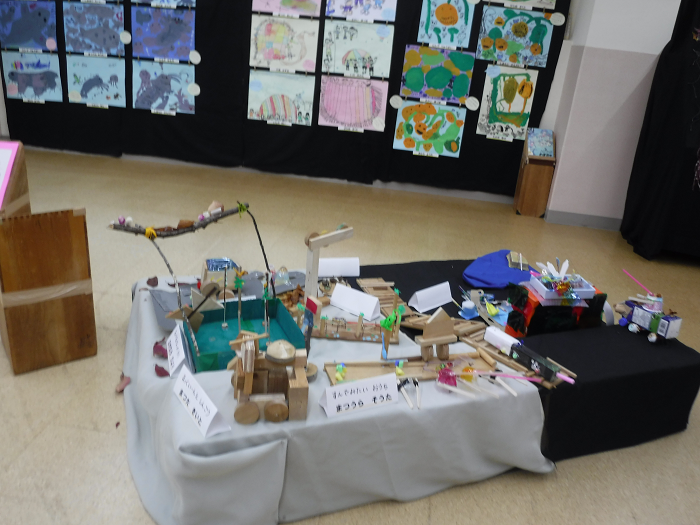 5歳児が木工やいろいろな材料でつくった作品が展示されている様子