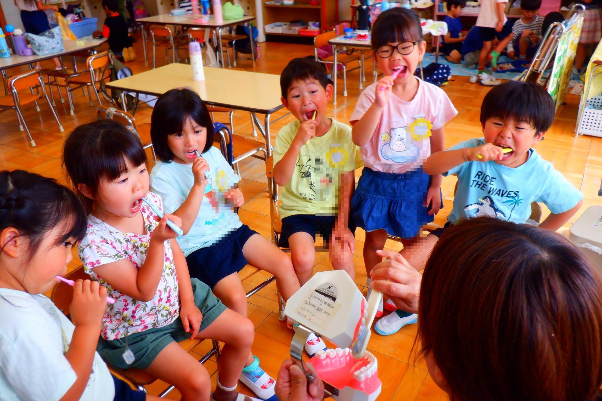 はみがきの仕方をみんなで確認する5歳児