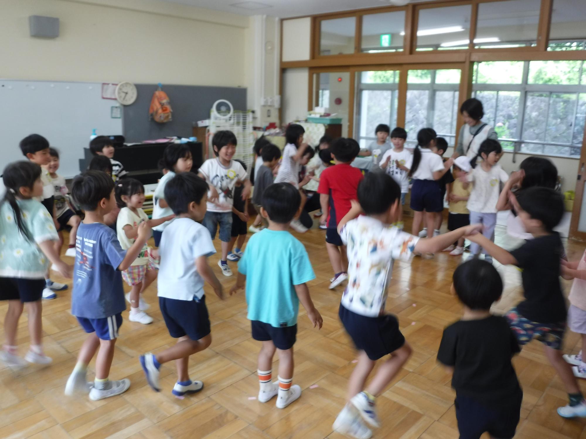 リズムを踊っている子どもたち
