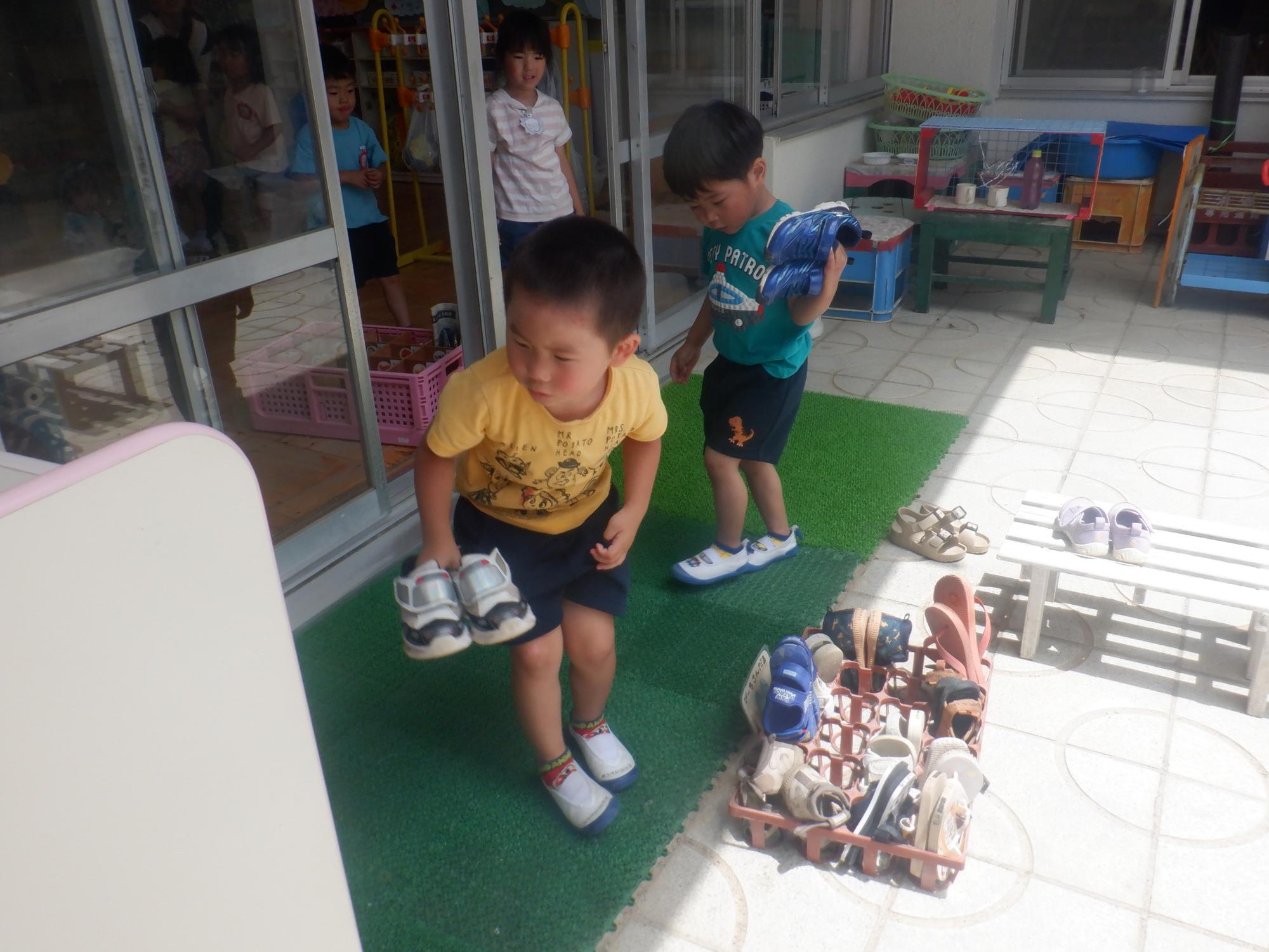 靴を片付けている子どもたち