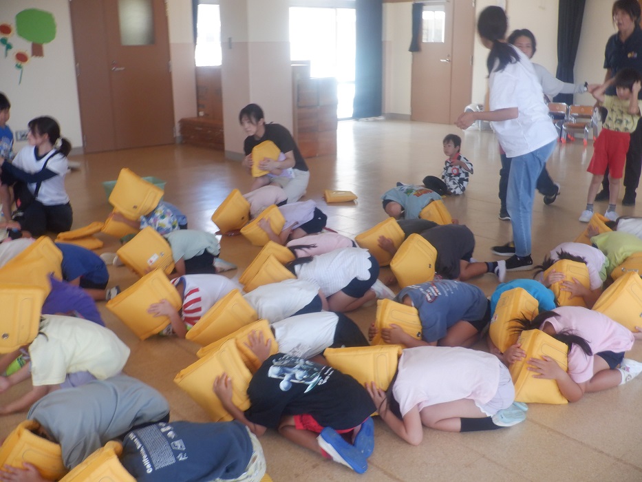シェイクアウト訓練している子ども達