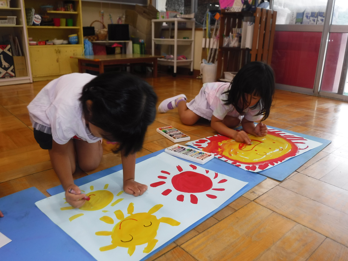 子どもが太陽の絵をかいているところ