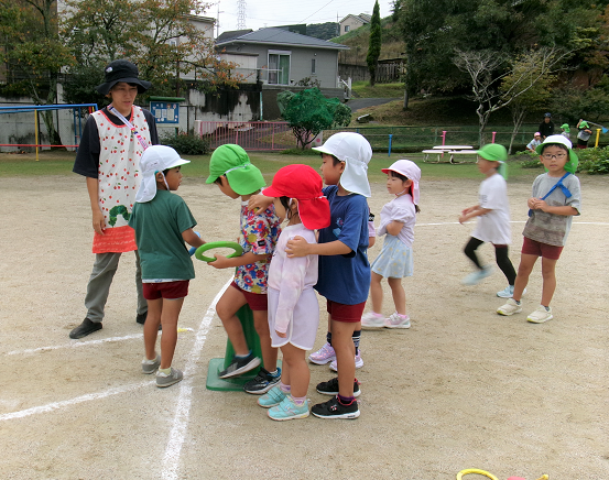 5歳児が3歳児にリレーを教えている