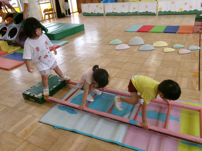 3歳児体を動かして遊ぶ