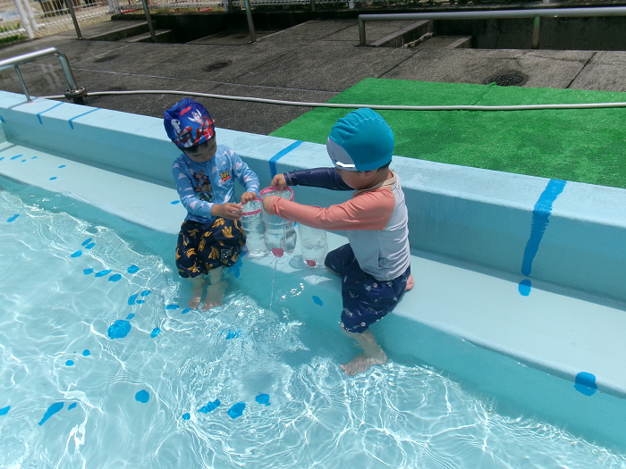3歳児プールで水遊び