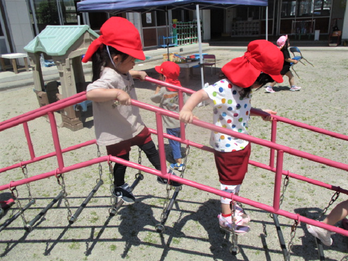 3歳児ゆらゆら橋で遊ぶ