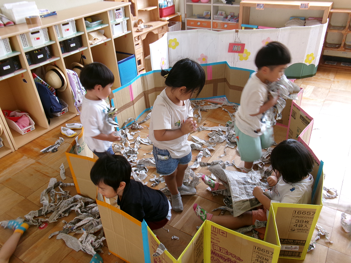 3歳児新聞紙遊び