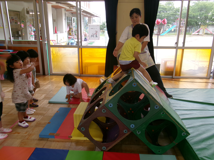 3歳児ゲームボックス登り