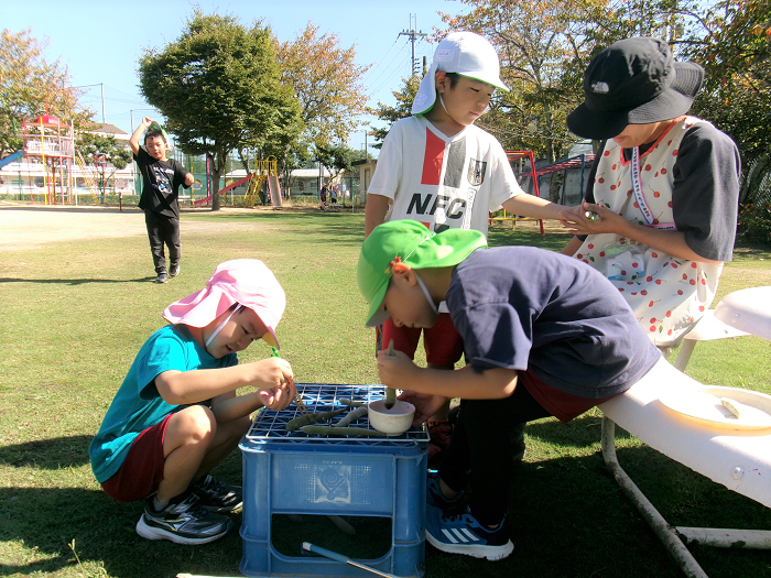 4歳児と5歳児のままごと