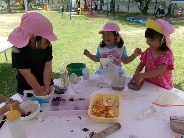4歳児色水遊び