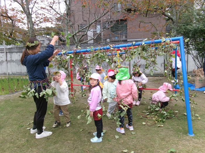 芋づるで遊ぶ子ども