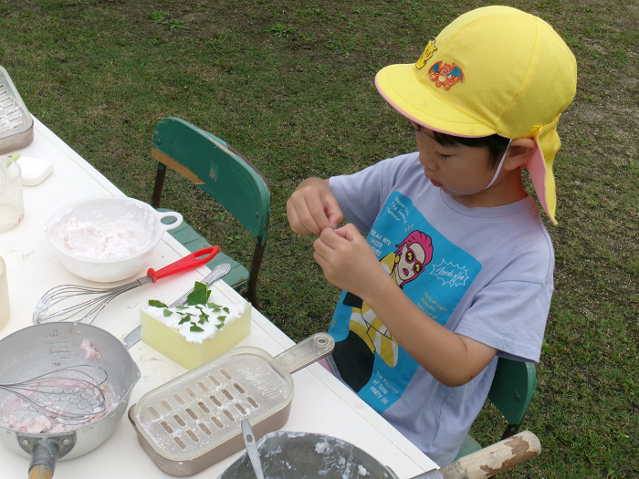 5歳児泡のクリームでケーキづくり