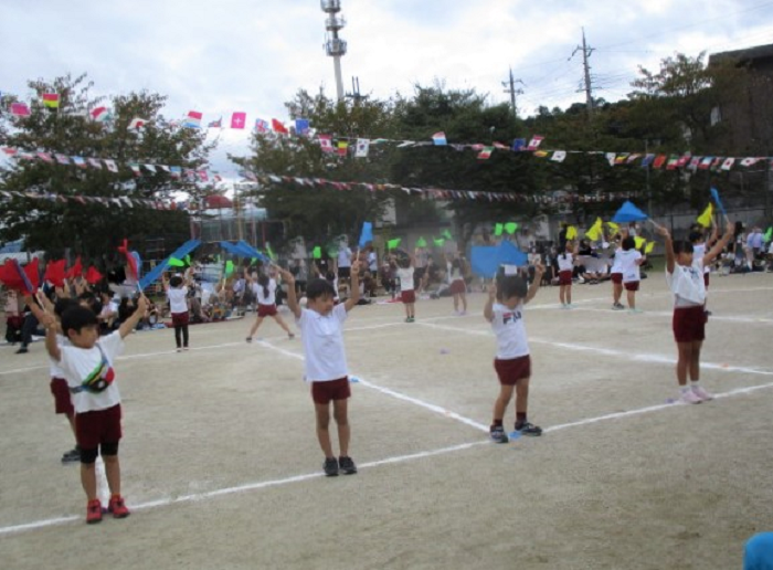 5歳児旗を持ったリズム