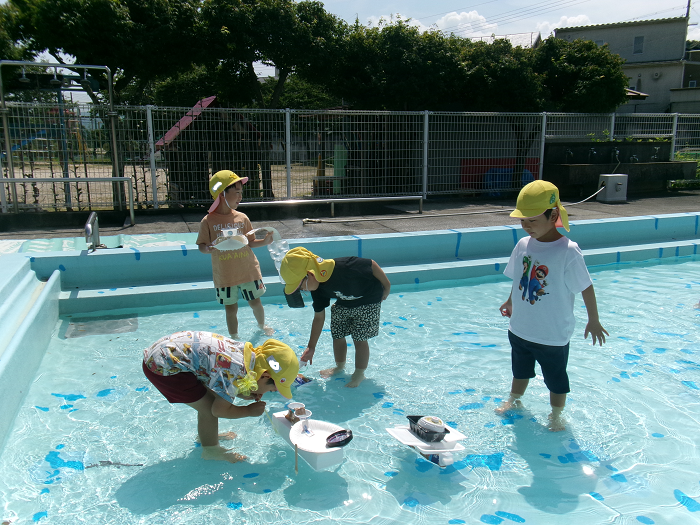 5歳児プールで船を浮かべる