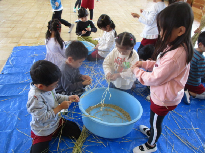 5歳児わらから粒を取る