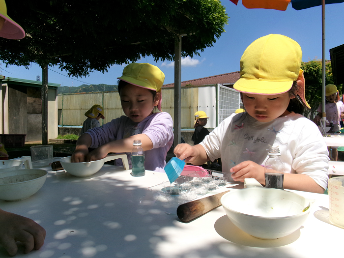 5歳児色水遊び