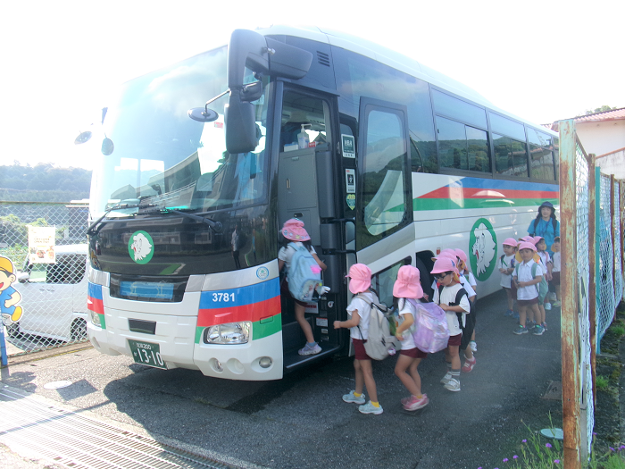 4歳児がバスに乗っている様子