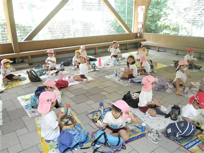 お弁当を食べる4歳児