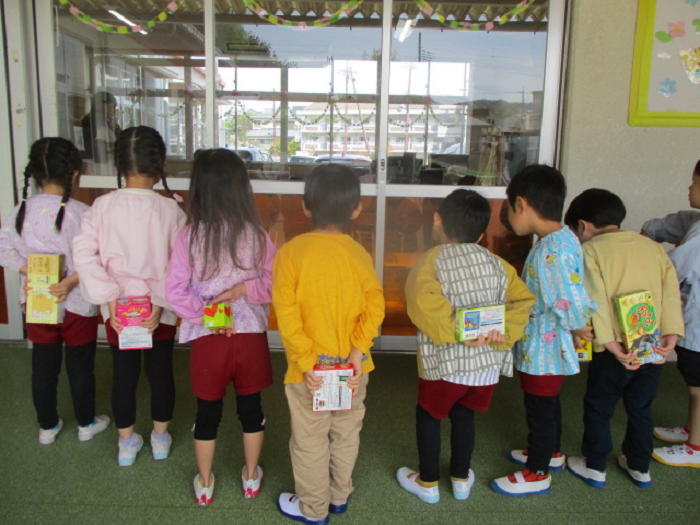 プレゼントの用意をする5歳児