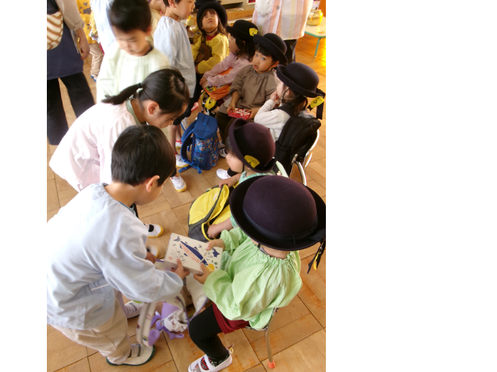 びっくり箱のプレゼントを渡す5歳児