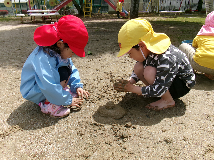 園庭の泥遊び