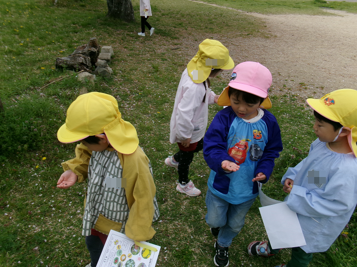 春探しをする子ども達