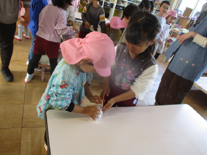 ペアでさつまいもの準備