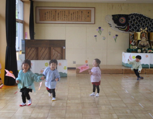3歳児こいのぼりをもってお散歩