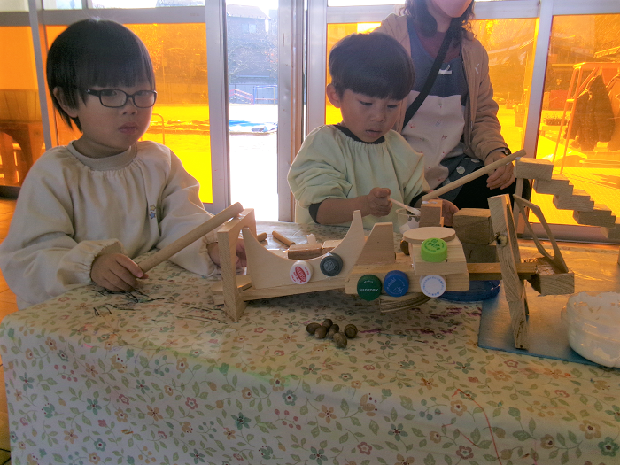 4歳児の木片遊び