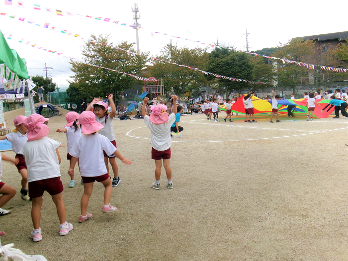 5歳児を真似て踊る4歳児