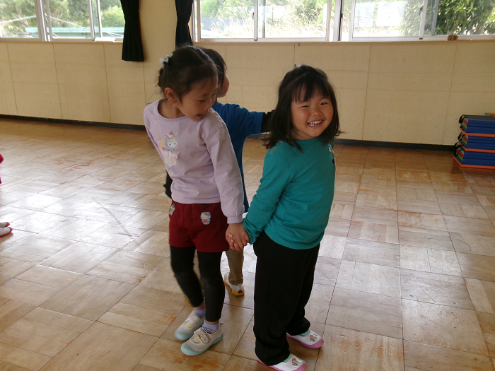 触れ合い遊びをする4歳児と5歳児