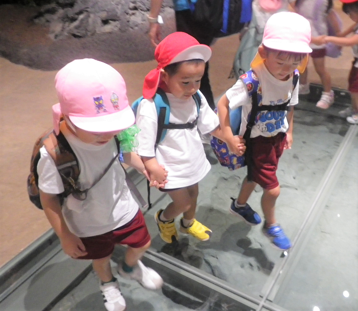 ペアで歩く3,4歳児