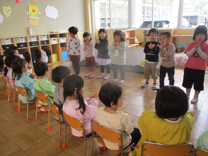 3歳児と4歳児が一緒に手遊びをしている様子