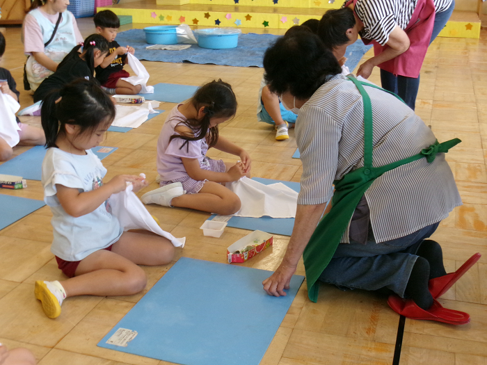 5歳児絞り染めの模様をつくる