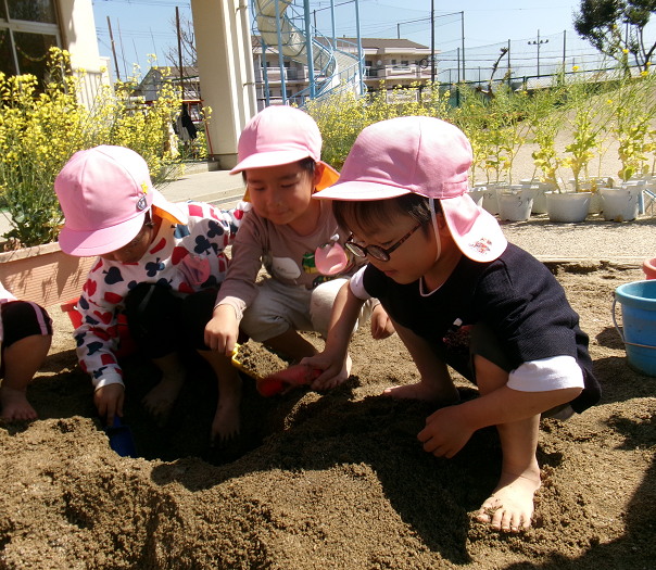 4歳児砂遊び