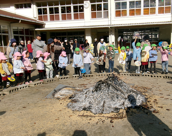 焚火を囲む子ども達