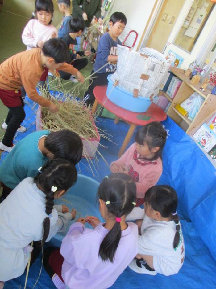 もみをとる5歳児