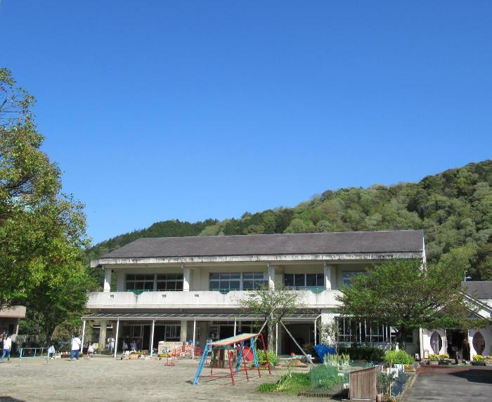 大石幼稚園の園舎と5月の新緑