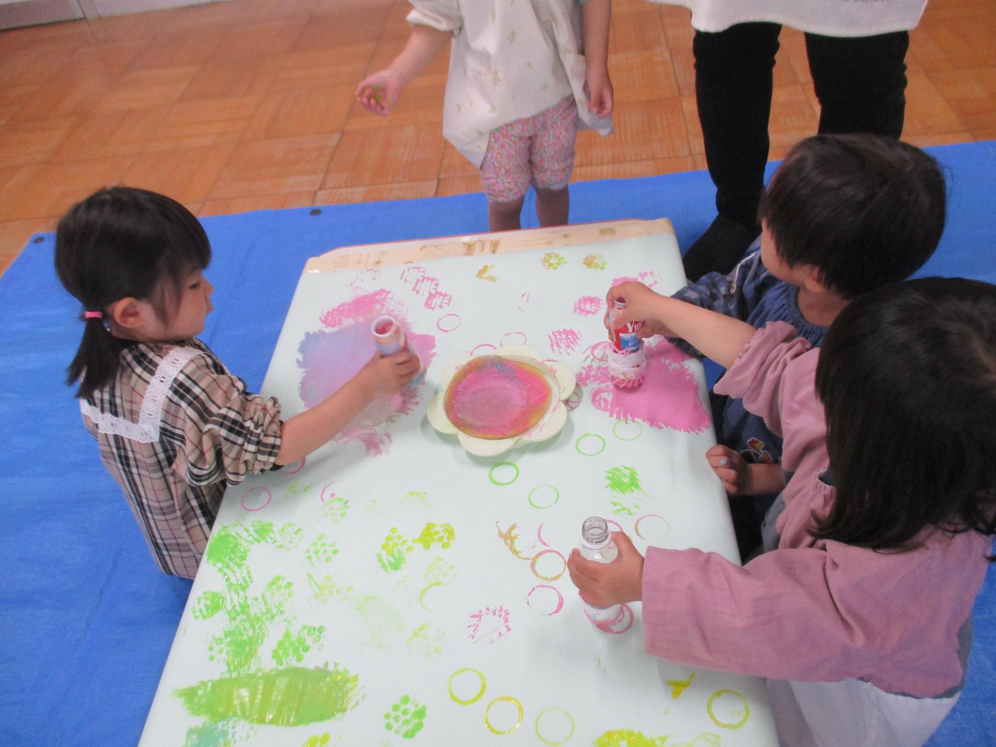 クラスみんなでスタンプ遊びをする3歳児