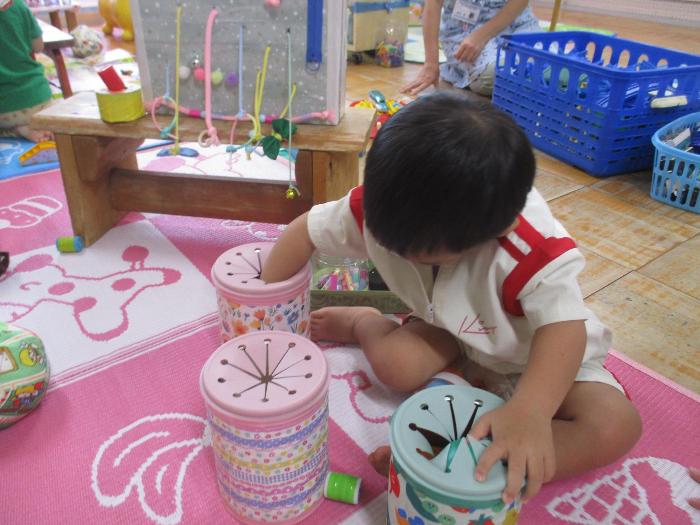 手作りおもちゃであそぶ2歳児