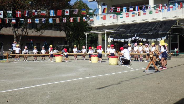 全園児によるオープニングの竹太鼓