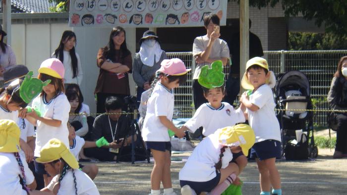 3歳児がカエルに変身するために着せ替えをする4・5歳児