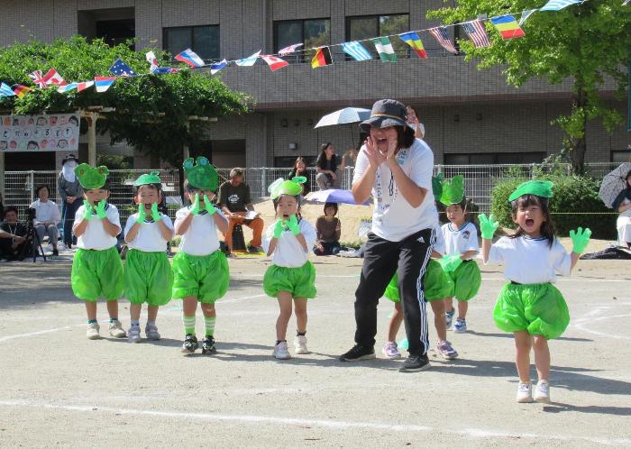 カエルに変身してダンスをする3歳児