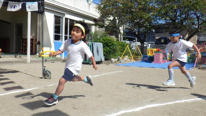 リレーで全力で走る5歳児