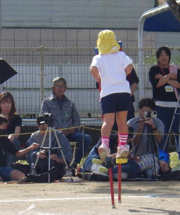 たけうまに挑戦する5歳児